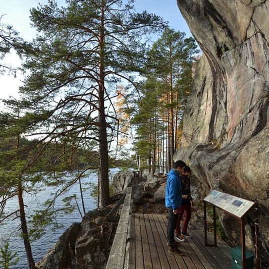 Astuvansalmen kalliomaalaukset